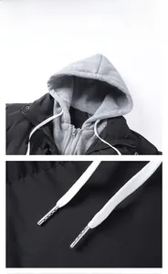 Detail der Kapuze mit grauem Strickstoff und weißen Kordelzügen an der Herrenjacke