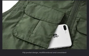 Détail du gilet cargo vert armée avec poche à rabat fonctionnelle contenant un smartphone