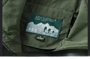Détail du col montant avec logo montagne et étiquette de taille sur le gilet tactique