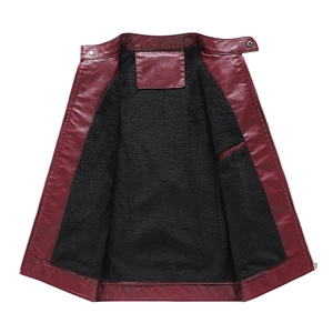 Dettaglio della giacca in ecopelle bordeaux con fodera in pile nero e colletto alla coreana