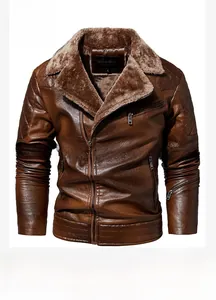 Détail d'une veste en similicuir marron avec col en polaire douce et épaules matelassées