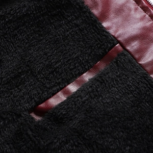 Dettaglio della giacca da uomo in pelle PU bordeaux con spessa fodera in pile nero