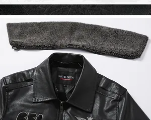 Detail der Herren-Lederjacke mit abnehmbarem grauem Pelzkragen und Stickerei-Logo