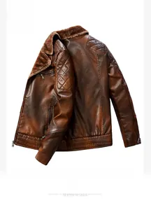 Vue détaillée d'une veste en cuir marron avec épaules matelassées et col en fausse fourrure
