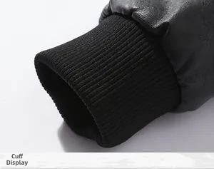 Detailansicht der schwarzen Lederjacke mit elastischen Rippstrickbündchen und Narbung