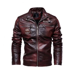 Schlanke Herren Bikerjacke in Weinrot mit gesteppten Schultern und Stickereien
