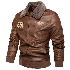 Detailaufnahme der braunen Kunstleder-Fliegerjacke mit Pelzkragen und Stickerei auf der Brust