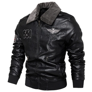 Detail der schwarzen Leder-Motorradjacke mit dickem grauem Vlieskragen und 631-Stickerei