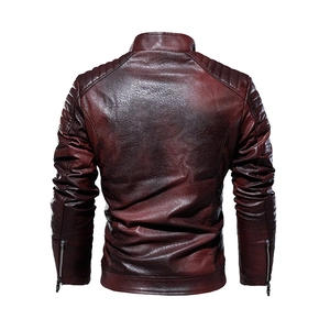 Schmal geschnittene Vintage-Motorradjacke für Herren in Weinrot mit Distressed-Effekt