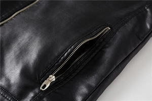 Detailaufnahme der schwarzen PU-Lederjacke mit silbernen Reißverschlüssen und Ziernähten