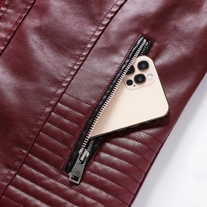 Dettaglio della giacca biker in pelle PU bordeaux con cerniera in metallo e trama granata