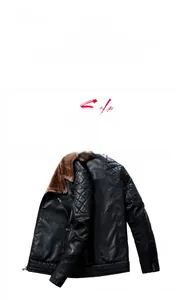 Détail de veste en cuir PU noir pour homme avec col en fausse fourrure brune et épaules matelassées