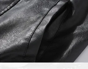 Nahaufnahme der Taschennähte und Narbenlederstruktur an der schwarzen Herrenjacke