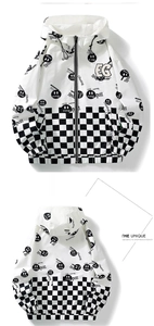Details der Kapuzenjacke mit Schachbrettmuster und Smiley-Print-Design