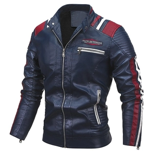Dettaglio giacca in pelle PU blu navy con colletto alla coreana e strisce racing sulle spalle