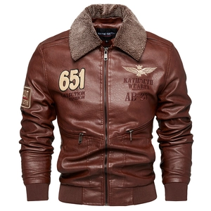 Detail der braunen Fliegerjacke aus Kunstleder mit beigem Lammfellkragen und Stickerei