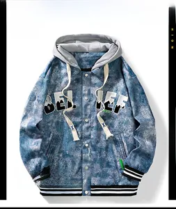 Vista dettagliata della trama denim acid wash e del ricamo Belief sulla giacca con cappuccio