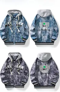 Dettaglio delle giacche di jeans con cappuccio con strisce a contrasto e stampa BELIEVE
