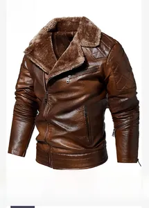Détail de la veste en cuir marron avec motifs matelassés sur l'épaule et col en fourrure peluche