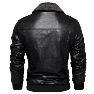 Detailansicht der Herren-Lederjacke mit grauem Lammfellkragen und geripptem Saum am Bund