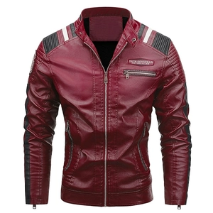 Dettaglio della giacca biker bordeaux con colletto alla coreana e ricami a righe