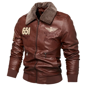Detail der dunkelbraunen Lederjacke mit Kunstlammfellkragen und besticktem Brustaufnäher