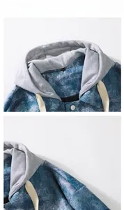 Dettaglio della giacca di jeans con texture lavaggio a neve e cappuccio in maglia