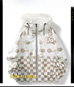 Detail der Trendjacke mit Schachbrettmuster, Kapuze und Smiley-Grafiken