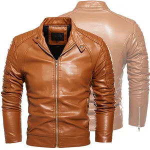 Detail der dunkelbraunen PU-Leder Bikerjacke mit Stehkragen und gesteppten Schulterpartien