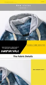 Dettaglio della giacca in denim con cappuccio, colletto in maglia grigia e coulisse