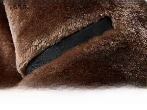 Détail de la doublure épaisse en fausse fourrure marron et du liseré en similicuir noir