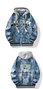 Dettaglio della giacca denim con ricamo BELIEF e stampa a disco sul retro