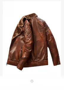 Détail de la veste en cuir PU marron avec col en fourrure et coutures matelassées