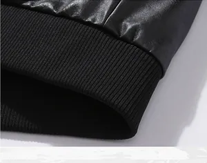 Detailansicht des gerippten Stricksaums einer schwarzen Lederjacke für Herren