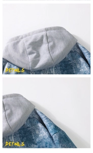 Dettaglio della giacca di jeans con cappuccio, trama lavaggio acido blu e cuciture grigie