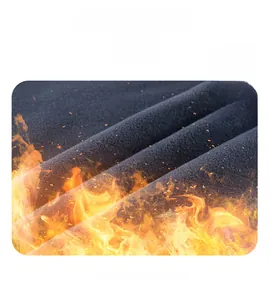 Gros plan sur la texture du tissu polaire gris foncé soulignant l'isolation thermique