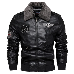 Detail der schwarzen Pilotenjacke aus Kunstleder mit grauem Pelzkragen und 651-Stickerei