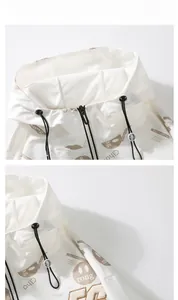 Detailansicht der weißen Kapuzenjacke mit khakifarbenem Lächeln und Kordelzug