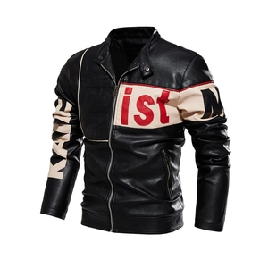 Giacca da moto uomo in pelle PU nera con pannelli a contrasto rossi e beige e logo