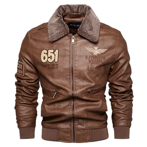 Detailaufnahme der braunen Pilotenjacke aus Kunstleder mit Pelzkragen und Stickerei