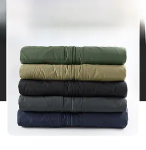 Gros plan détaillé montrant les cinq couleurs disponibles de la veste tactique robuste