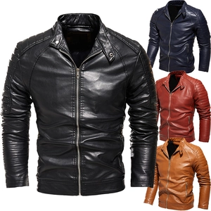 Nahaufnahme der Herren-Motorradjacke aus Kunstleder mit Stehkragen und gesteppten Schultern