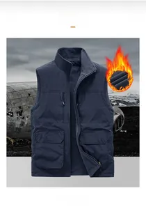 Vue détaillée du gilet polaire bleu foncé avec de multiples poches et doublure thermique