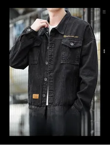 Dettaglio della giacca di jeans nera vintage con colletto, tasche e logo ricamato