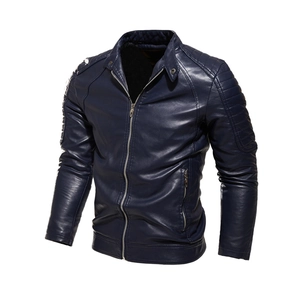 Detailansicht der dunkelblauen Kunstlederjacke mit gesteppten Schultern und Schnallenkragen