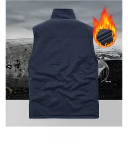 Détail de la face arrière d'un gilet d'extérieur bleu marine doublé de polaire épaisse