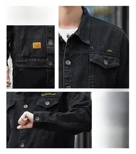 Dettaglio giacca di jeans nera con ricamo giallo e bottoni metallici personalizzati