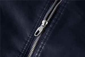 Detailaufnahme der dunkelblauen Lederjacke mit hochwertigem silbernen Metallreißverschluss