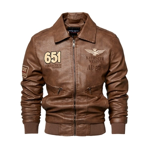 Blouson aviateur marron en similicuir avec écussons vintage et bords-côtes, vue à plat