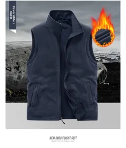 Détail montrant la texture polaire réversible double face du gilet chaud extérieur